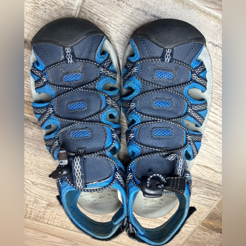 Men’s Blue and Black Outdoor Sandals size 8 in good condition